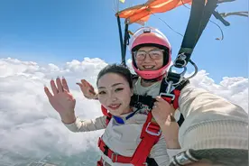 这个暑期，高空跳伞有点热：有人在现场求婚、有人带着“心愿清单”来挑战图片