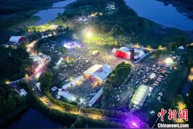 四川眉山2024“春游音乐节”上万人狂欢共舞图片