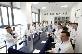 专家“团建”讨伐癌症……TA们致力三大癌种系统诊疗图片