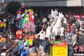 湖南汨罗：抬阁巡游演“故事”  千年传承乐未央图片