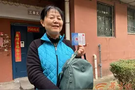 女士公园游玩落下包 热心男子捡到包原地等待一小时等不来失主第二天直接送包上门图片