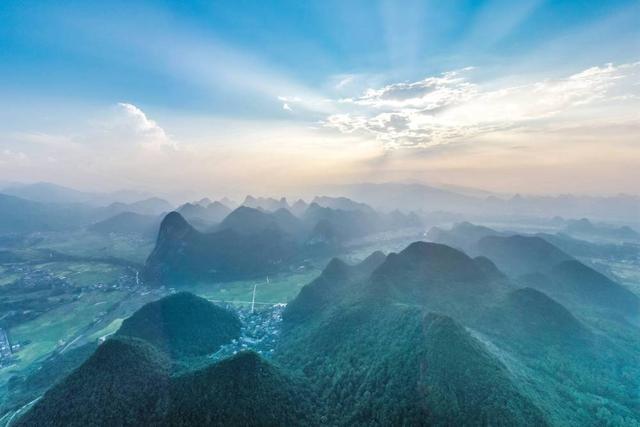 山水朦胧景如画