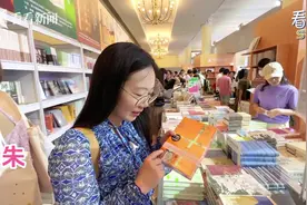 太有爱了！上海书展小姐姐手写字条荐书图片