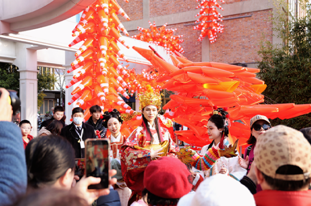 俯瞰屋顶灯会、听沪语脱口秀、观石窟特展…过年来百年弄堂共赏海派今潮年味｜新春闹灯会·古镇过大年③