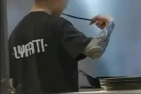 西餐厅厨师用锅铲尝味后继续翻炒，店方回应：若属实将开除该员工图片