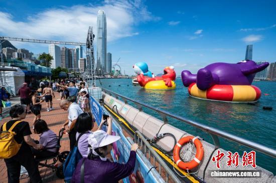 “哆啦A梦”“LABUBU”在香港“海上大巡游”
