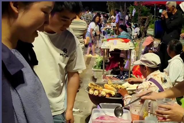 鲁甸夜市：入秋了 鲁甸的夜市依然很“野”