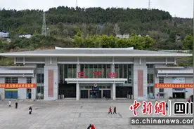 “五一”假期巴中火车站首开夜间动车服务旅客图片