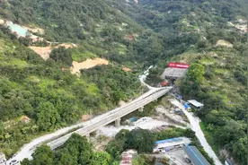 揭惠铁路第一长隧百吉岭隧道贯通图片