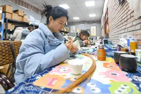 “熊猫抱竹”绕纤丝 非遗盖碗飘茶香图片