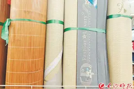 冰丝凉席成夏日“爆款”，有消费者说：只要开空调，什么席子都挺凉快的图片