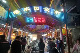 古玩变潮玩！潘家园夜市，挤满年轻人图片