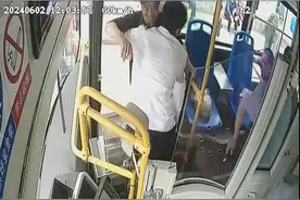 拄拐老人乘车不便，公交司机抱他上下车图片