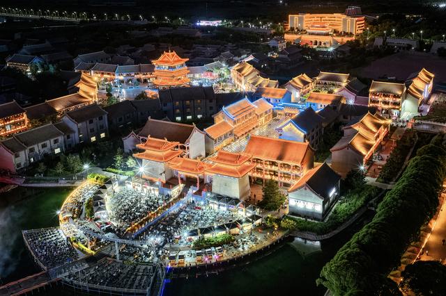 甘肃张掖：璀璨灯光点亮古城夜生活