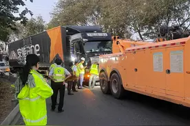 货车突发故障，收费站工作人员紧急救援图片