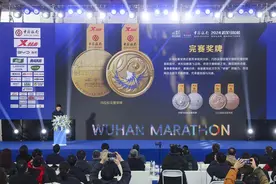 回归经典，2024武汉马拉松奖牌、参赛T亮相图片
