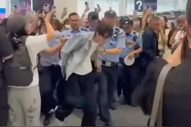 在机场遭粉丝疯狂围堵，梓渝发文道歉，首都机场：如追星行为影响公共秩序，会有巡逻民警疏导图片