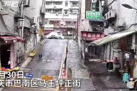 30秒｜重庆一男子驾车撞倒路人 目击者：涉事司机或将油门当刹车图片