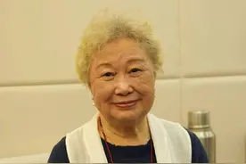 《红衣少女》导演陆小雅：从影74年，第一爱好仍是电影｜我和我的祖国图片