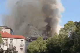 浓烟滚滚！武汉江汉路步行街发生火灾，现场已拉起警戒线图片
