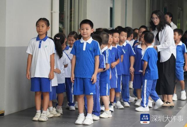 “书包轻了负担减了”！深圳中小学教辅材料“新政”观察