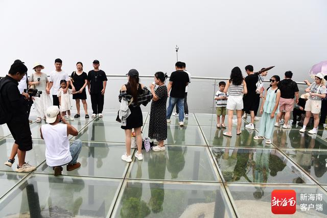 组图｜“海南避暑”成真 游客漫步三亚亚龙湾热带天堂森林旅游区