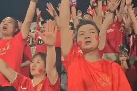 他用耳朵“看”比赛：重庆41岁视障患者通过6月国足主场观赛球迷选拔图片