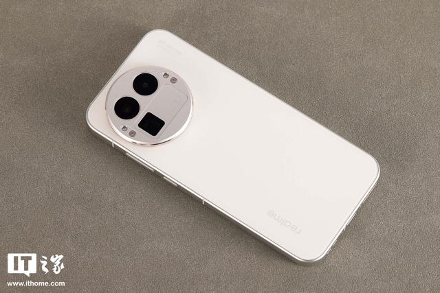 真我GT8 Pro手机图赏：告别非方即圆设计，行业独一档可换 Deco