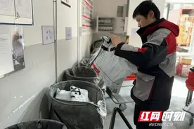 岁末依然奔忙的快递小哥：让您春节来临也能及时收到包裹图片