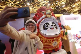 冬奥“顶流”再度回归，生肖款“蛇墩墩”亮相图片