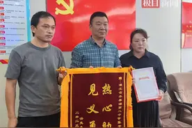 一个月前，他骑着电动车送孩子去医院；一个月后，孩子父母送来了感谢信和锦旗图片