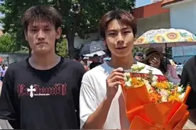 三个男孩举横幅庆祝好友高考结束：“等他一出来我们就带他去旅游”图片