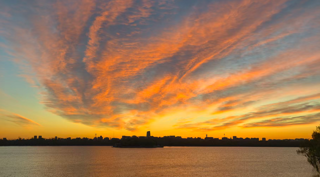 朝色漫染	，天空披彩，北京的晨光太治愈了！
