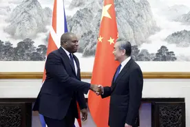 恢复合作机制、有效管控分歧，中英外长会谈提到《里斯本丸沉没》图片