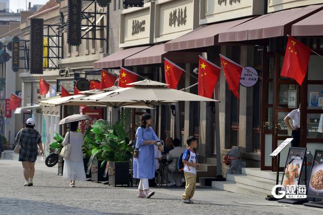喜迎国庆，青岛历史城区换“红妆”