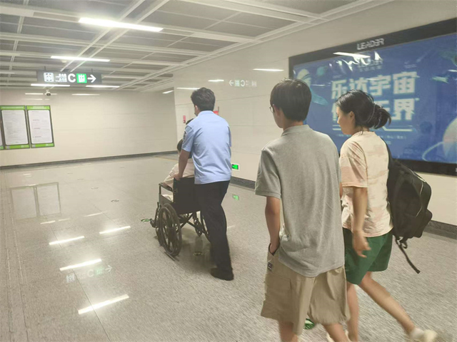 护航旅游季 | 地铁里的“隐形守护者”，这波操作暖到心尖