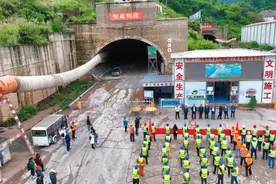 年底全线通车！大南高速福星隧道左幅顺利贯通图片