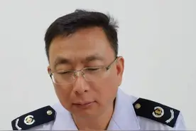 6年前女孩辍学，他许下承诺：只要孩子上学，会一直资助下去，如今——  默默资助6年的女孩考上大学啦！图片