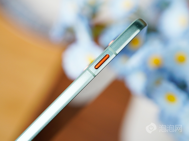 超纤薄设计，轻巧好手感 联想moto X70 Air评测