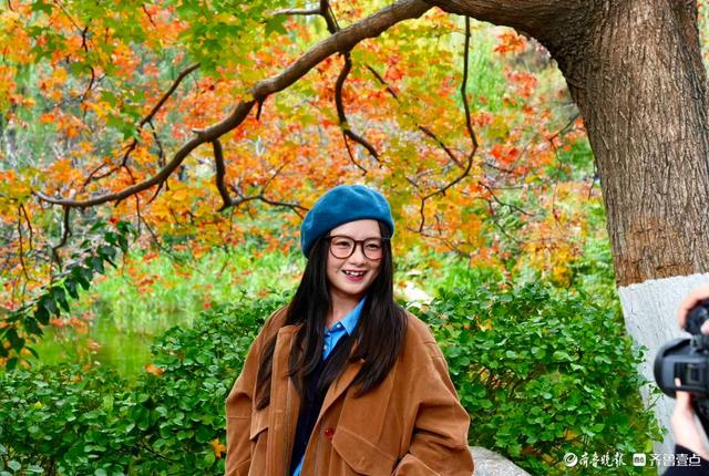 五龙潭公园里水杉林里，“跳”进来两只银杏鹿