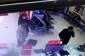 男子投诉万元额度信用卡年费要900元，银行卡年费何时不再“雾里看花”图片