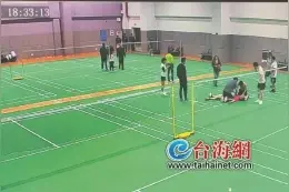一男子捡起羽毛球后突然倒地不省人事 众人及时用AED救回图片