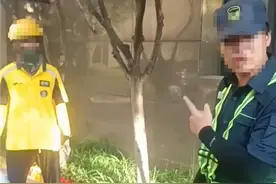 武汉一外卖小哥被小区保安锁脚？物业公司回应：他进小区没有登记！图片