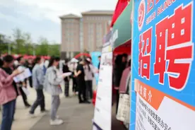 应届毕业生求职被贴“疫情班”标签，律师称涉嫌就业歧视丨封面深镜图片