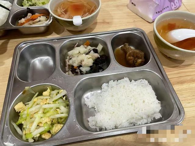 27岁女生月租1500元住进养老院