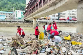 宁陕县住建局：全面清理河道垃圾 共同守护碧水清波图片
