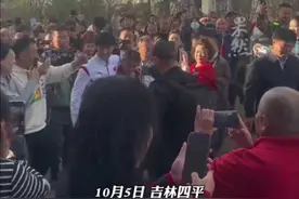 最后一棒逆转日本的亚运冠军陈佳鹏回到吉林家乡，当地奖励十万元！图片