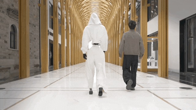 宇树最新机器人发布：1米8大高个，能跳舞会功夫，就是颜值一言难尽