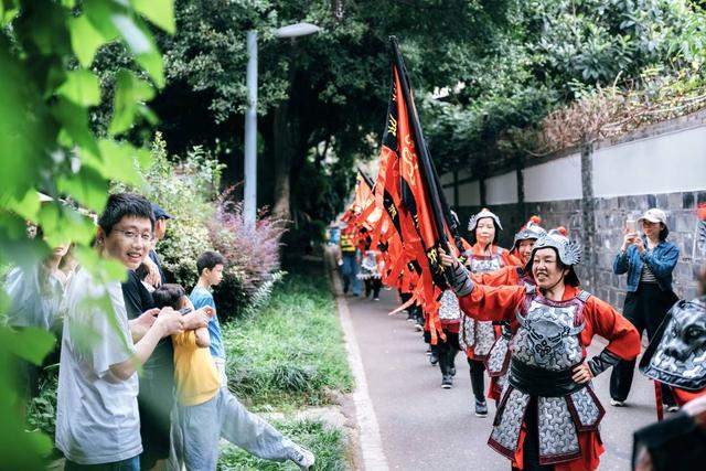 新津古家“火牛”耍成都 游客体验乡土与国际的奇妙邂逅｜万千气象成都行