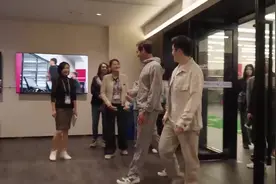 术业有专攻！樊振东费德勒切磋乒乓球，小胖发出旋转球看呆费德勒图片